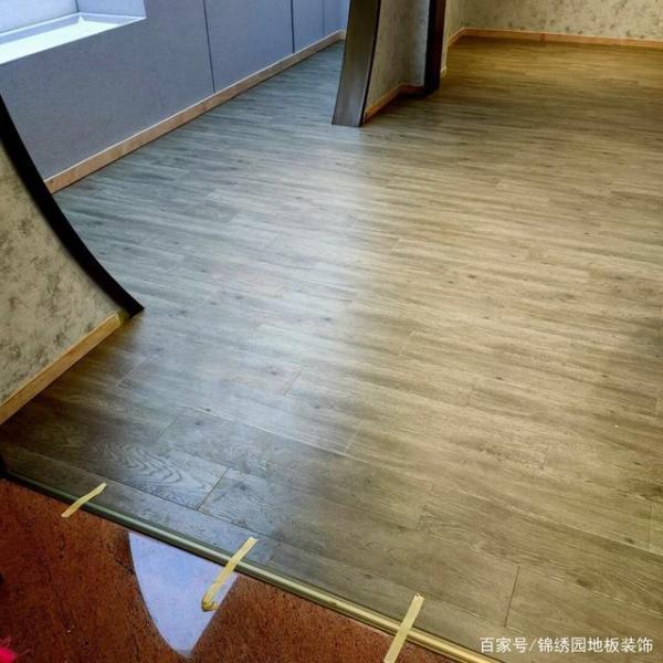 肇庆市怀集县邮政街-办公室复合地板安装完工