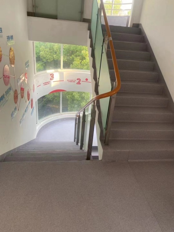 慈善机构PVC地胶铺装-楼梯踏步铺装完工