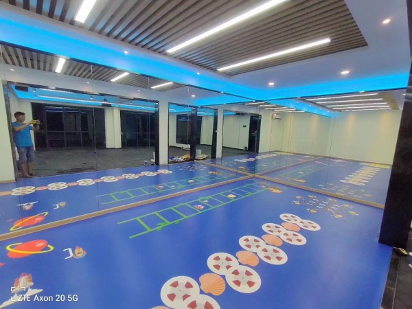 广州PVC地板施工队-PVC塑胶地板安装师傅
